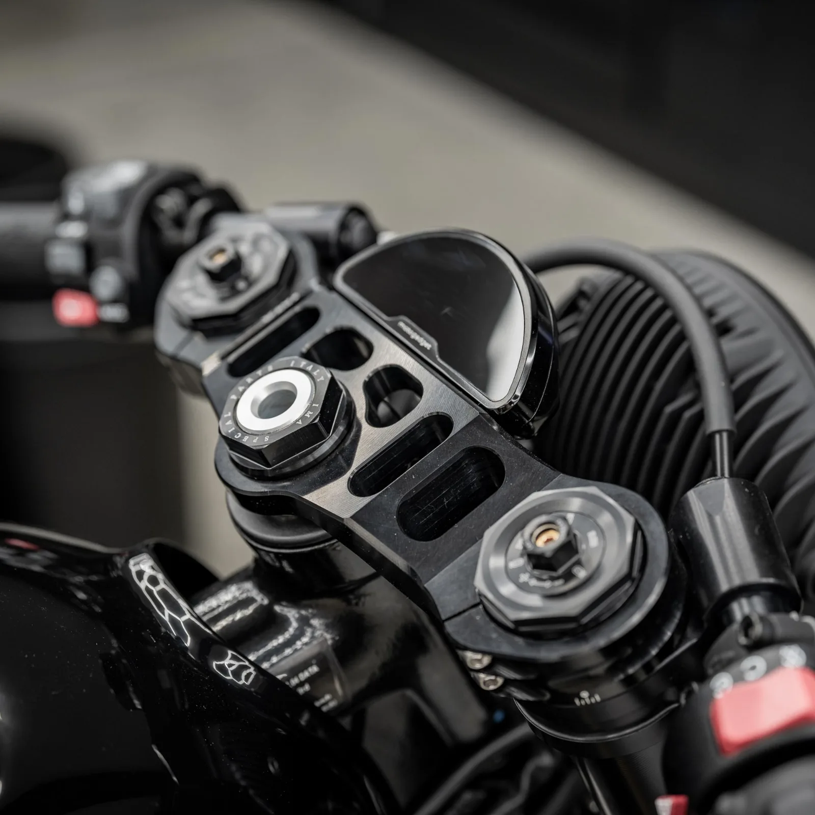 THRUXTON RS – DARTH VADER 18